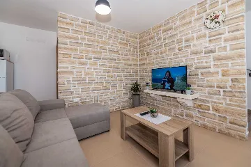 2-Bedroom House in Pićan for Up to 6 Guests