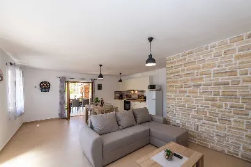 2-Bedroom House in Pićan for Up to 6 Guests