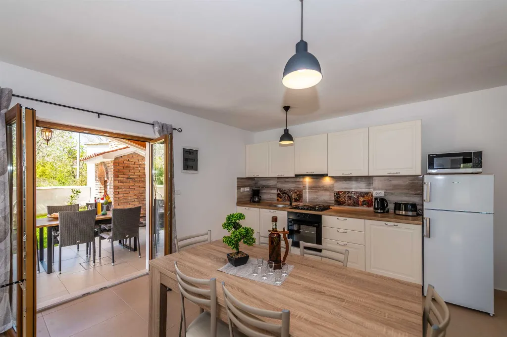 2-Bedroom House in Pićan for Up to 6 Guests