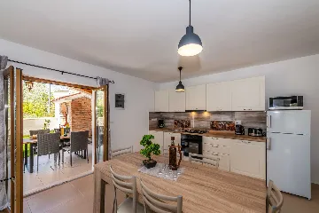 2-Bedroom House in Pićan for Up to 6 Guests