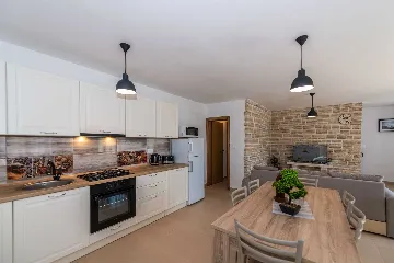 2-Bedroom House in Pićan for Up to 6 Guests