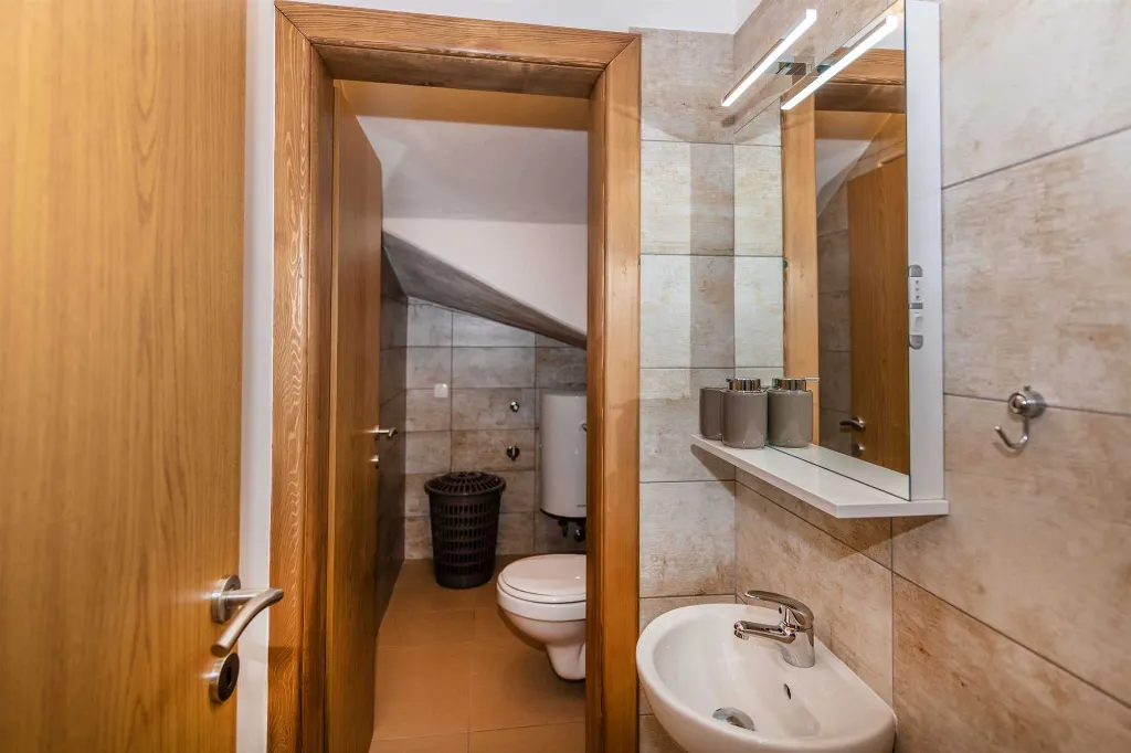 2-Bedroom House in Pićan for Up to 6 Guests