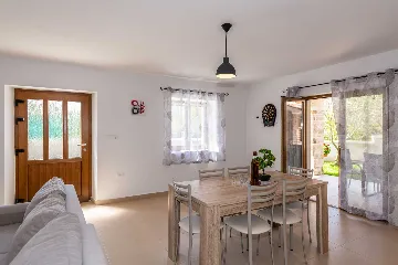 2-Bedroom House in Pićan for Up to 6 Guests