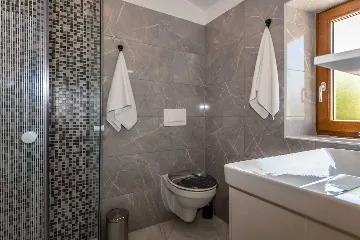 2-Bedroom House in Pićan for Up to 6 Guests