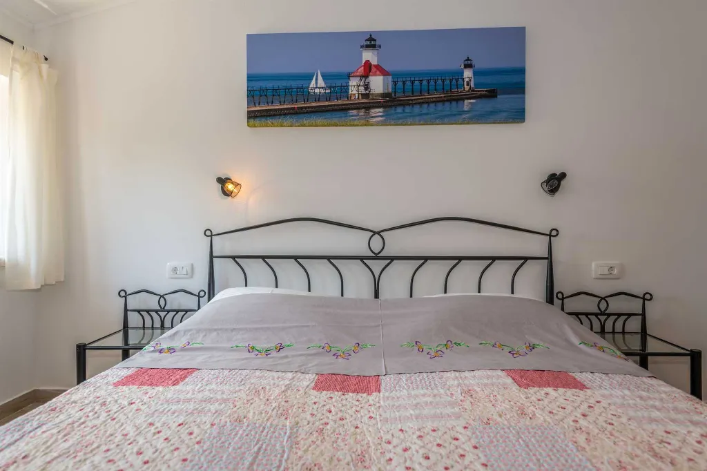 2-Bedroom House in Pićan for Up to 6 Guests
