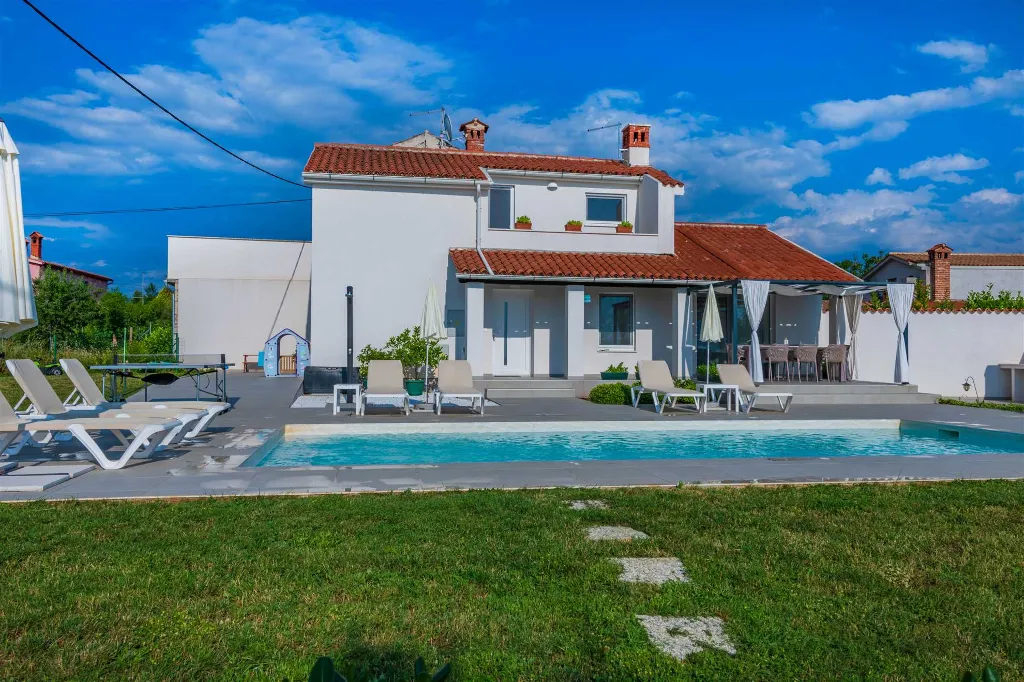 3-Bedroom House with Pool in Butkovići, Croatia
