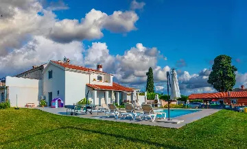3-Bedroom House with Pool in Butkovići, Croatia