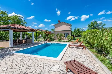 2-Bedroom House with Private Pool in Trget