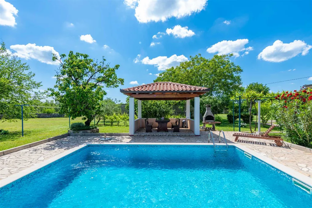 2-Bedroom House with Private Pool in Trget
