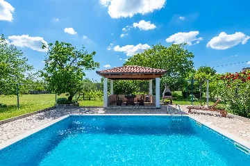 2-Bedroom House with Private Pool in Trget