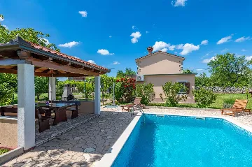 2-Bedroom House with Private Pool in Trget