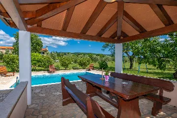 2-Bedroom House with Private Pool in Trget