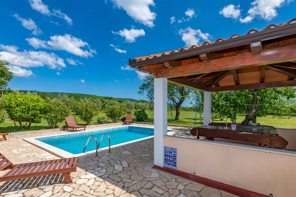 2-Bedroom House with Private Pool in Trget