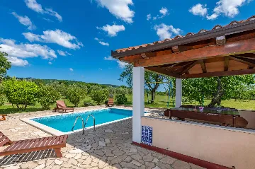 2-Bedroom House with Private Pool in Trget