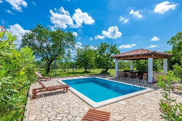 2-Bedroom House with Private Pool in Trget
