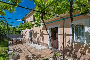 2-Bedroom House with Private Pool in Trget