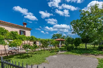 2-Bedroom House with Private Pool in Trget