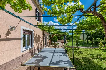2-Bedroom House with Private Pool in Trget