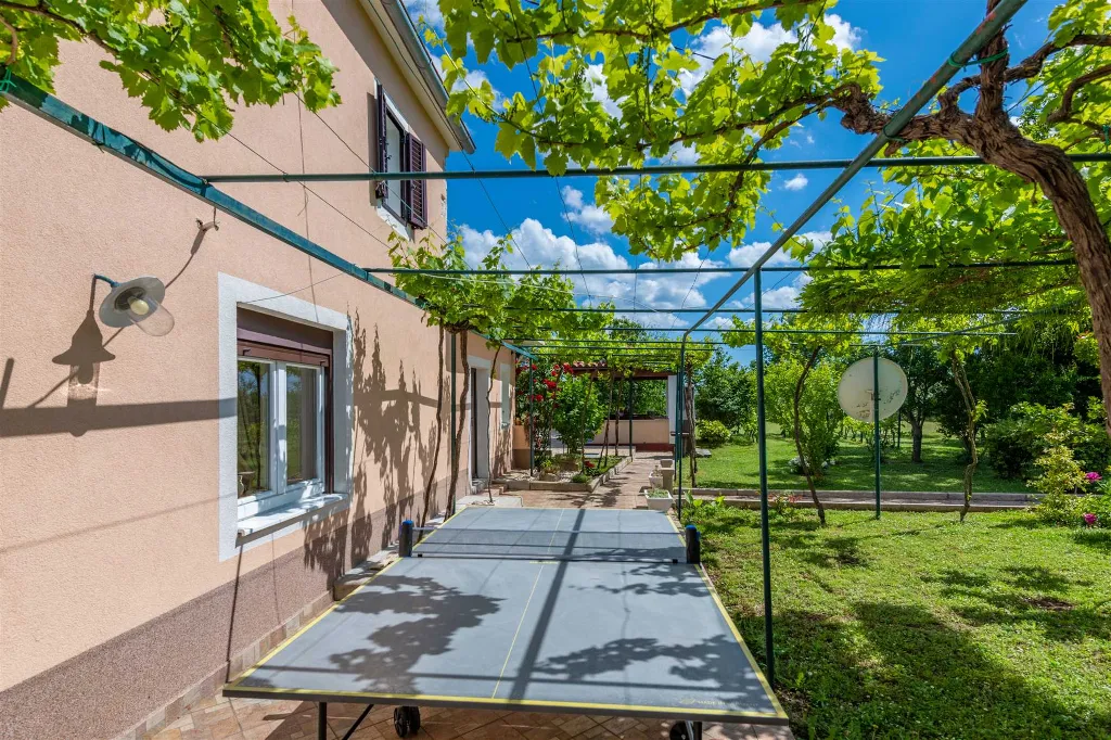2-Bedroom House with Private Pool in Trget