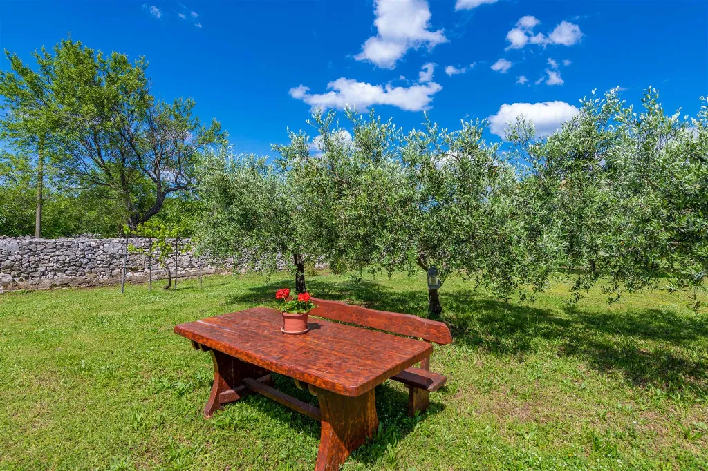 2-Bedroom House with Private Pool in Trget