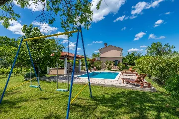 2-Bedroom House with Private Pool in Trget