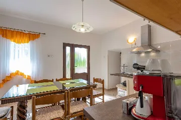 2-Bedroom House with Private Pool in Trget