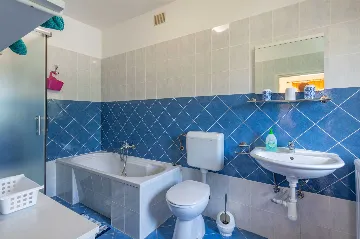 2-Bedroom House with Private Pool in Trget