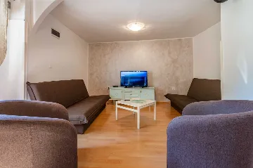 2-Bedroom House with Private Pool in Trget