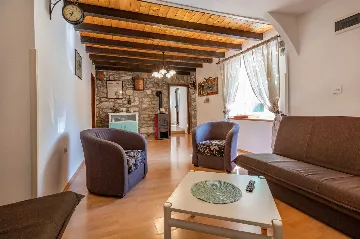 2-Bedroom House with Private Pool in Trget