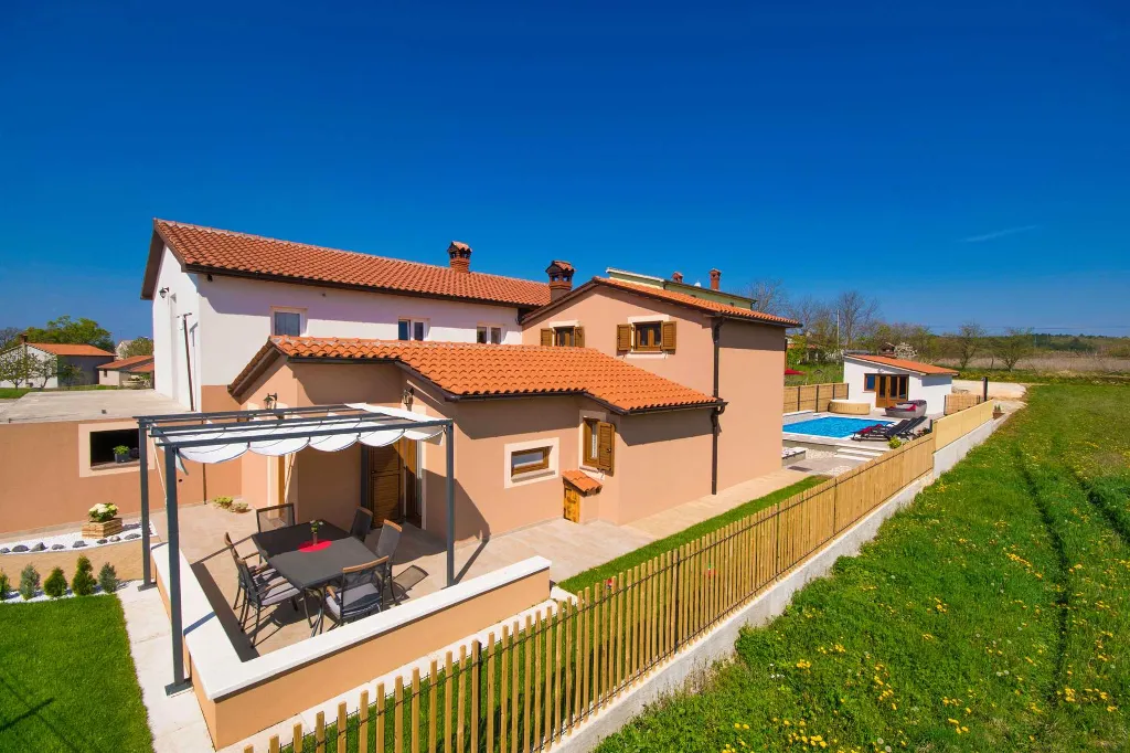 2-Bedroom House with Pool in Karojba