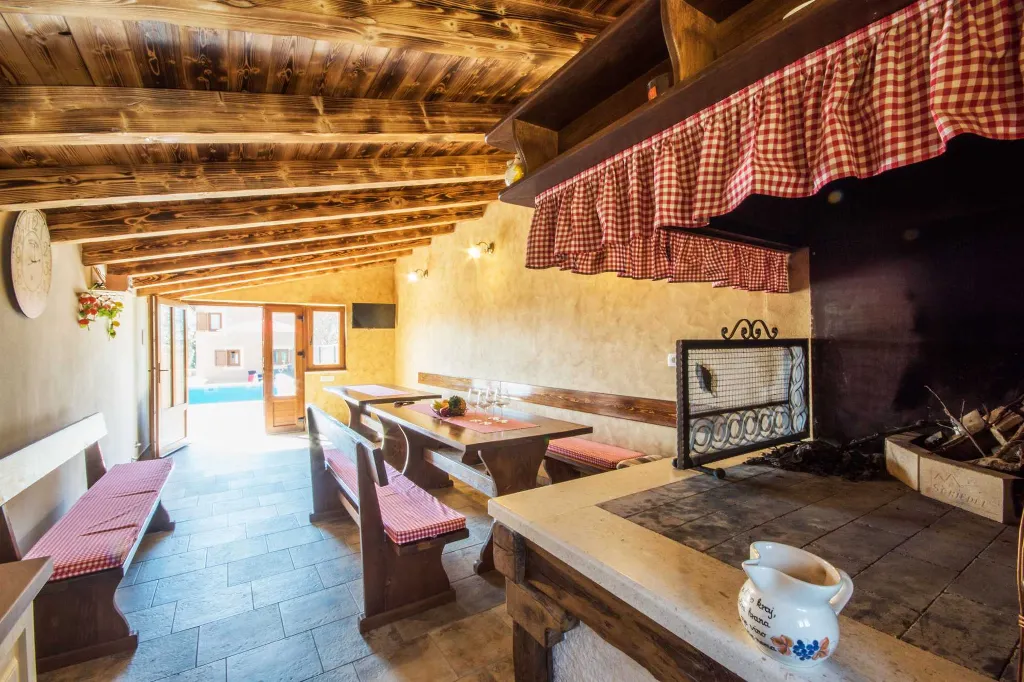 2-Bedroom House with Pool in Karojba