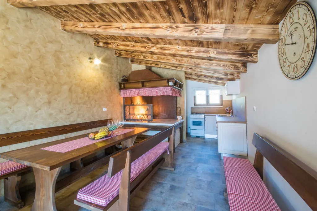 2-Bedroom House with Pool in Karojba