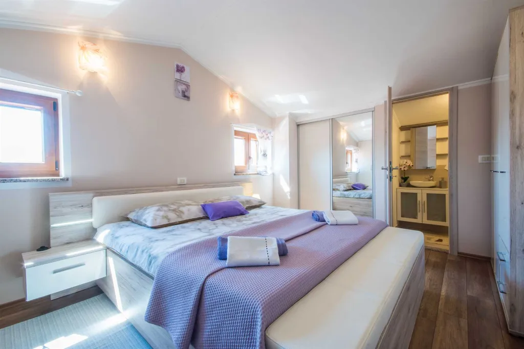 2-Bedroom House with Pool in Karojba