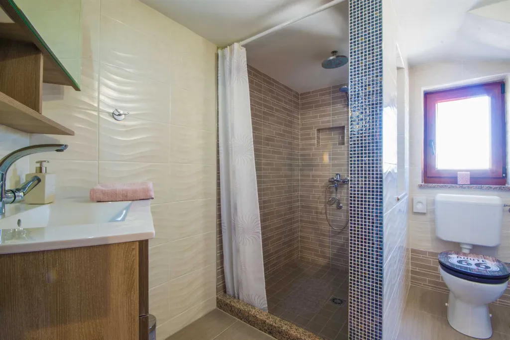 2-Bedroom House with Pool in Karojba
