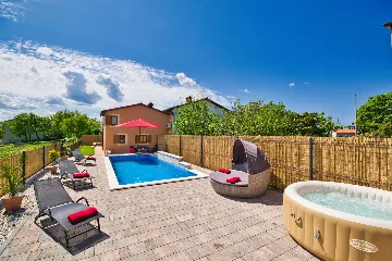 2-Bedroom House with Pool in Karojba