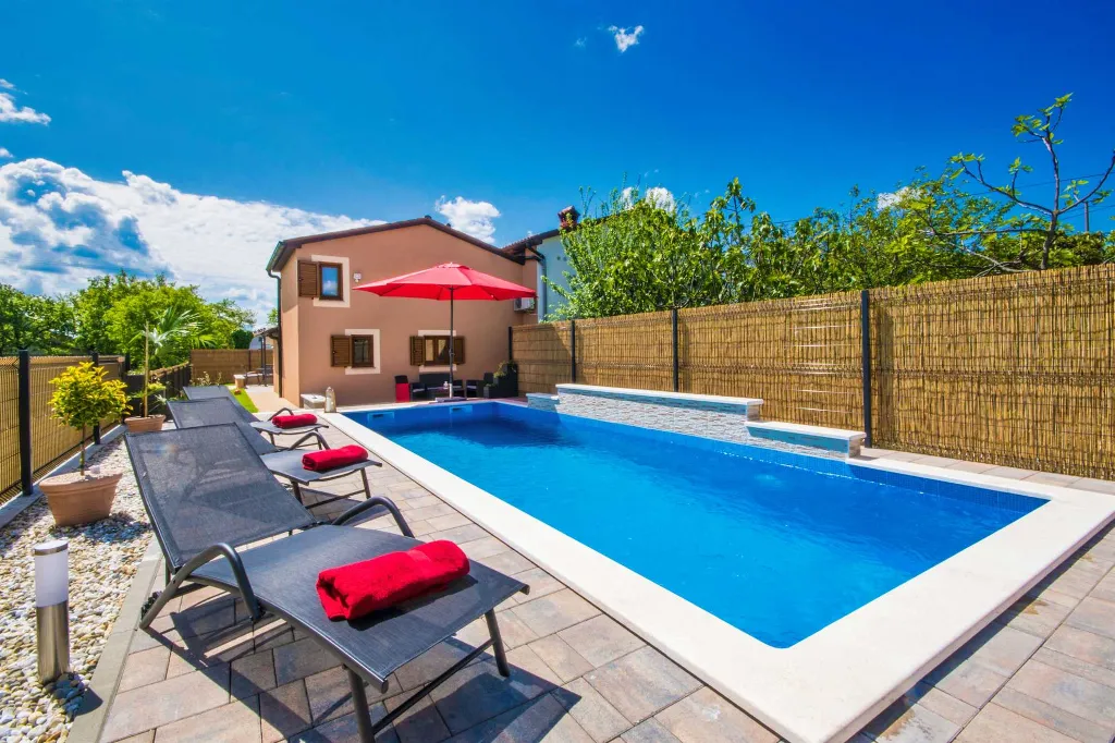 2-Bedroom House with Pool in Karojba