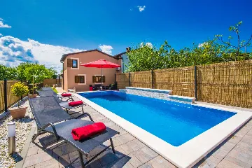 2-Bedroom House with Pool in Karojba
