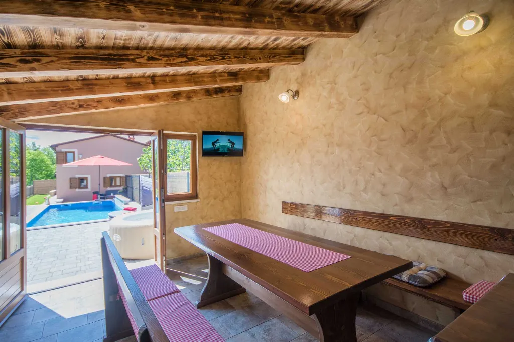 2-Bedroom House with Pool in Karojba