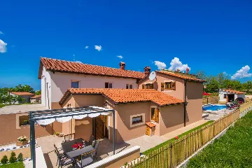 2-Bedroom House with Pool in Karojba