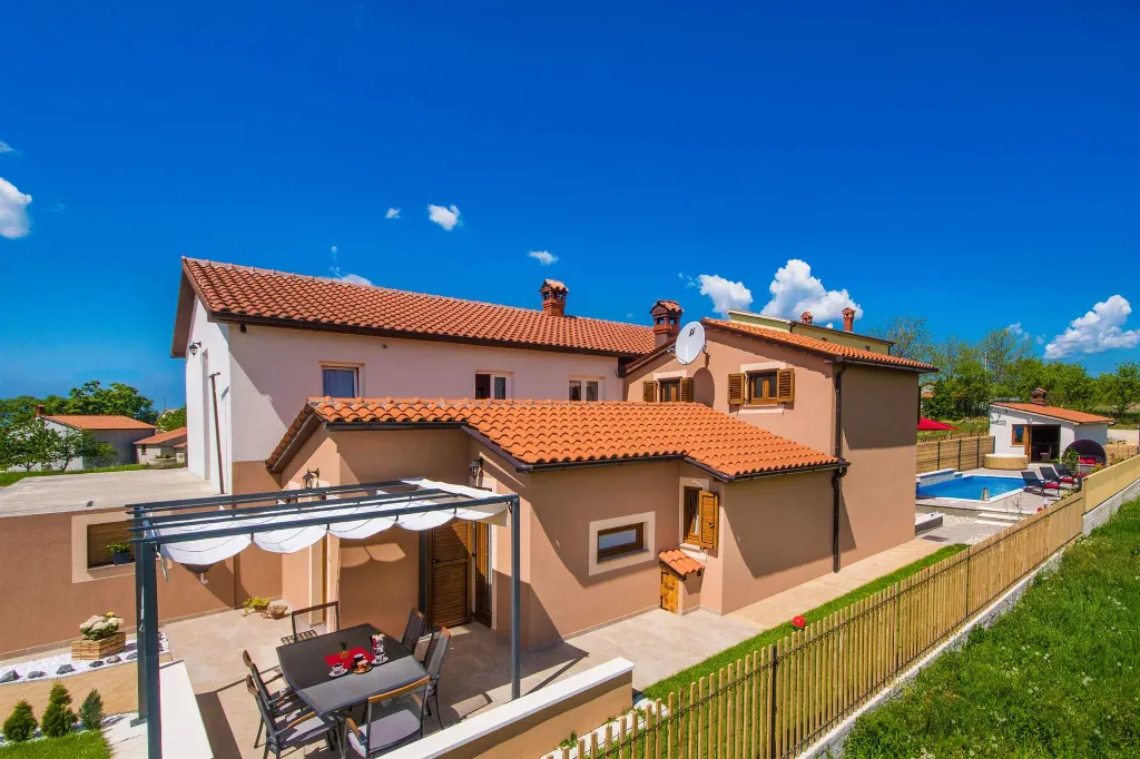 2-Bedroom House with Pool in Karojba