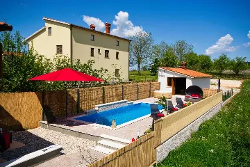 2-Bedroom House with Pool in Karojba