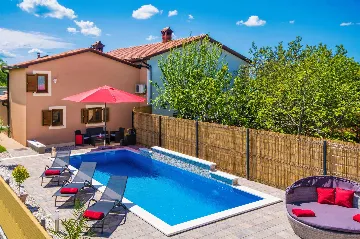 2-Bedroom House with Pool in Karojba