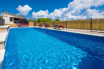 2-Bedroom House with Pool in Karojba