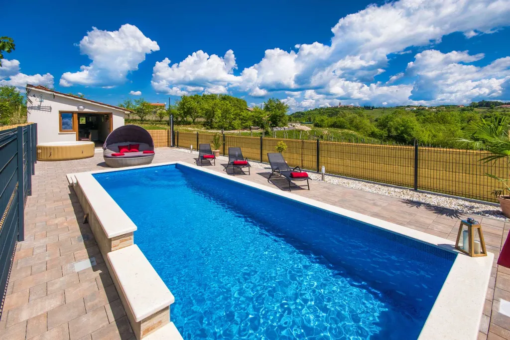 2-Bedroom House with Pool in Karojba