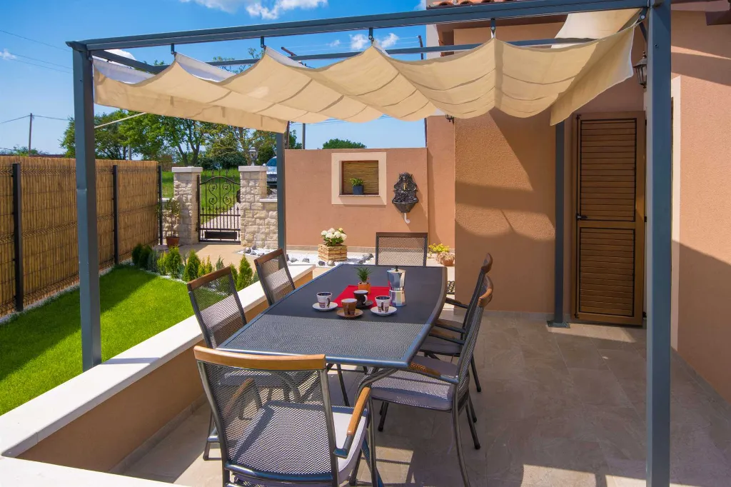2-Bedroom House with Pool in Karojba
