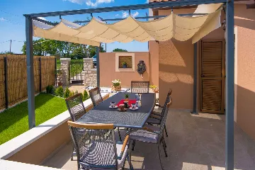 2-Bedroom House with Pool in Karojba