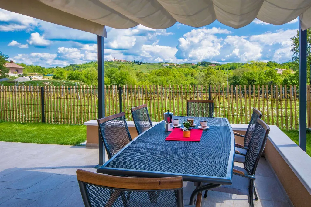 2-Bedroom House with Pool in Karojba