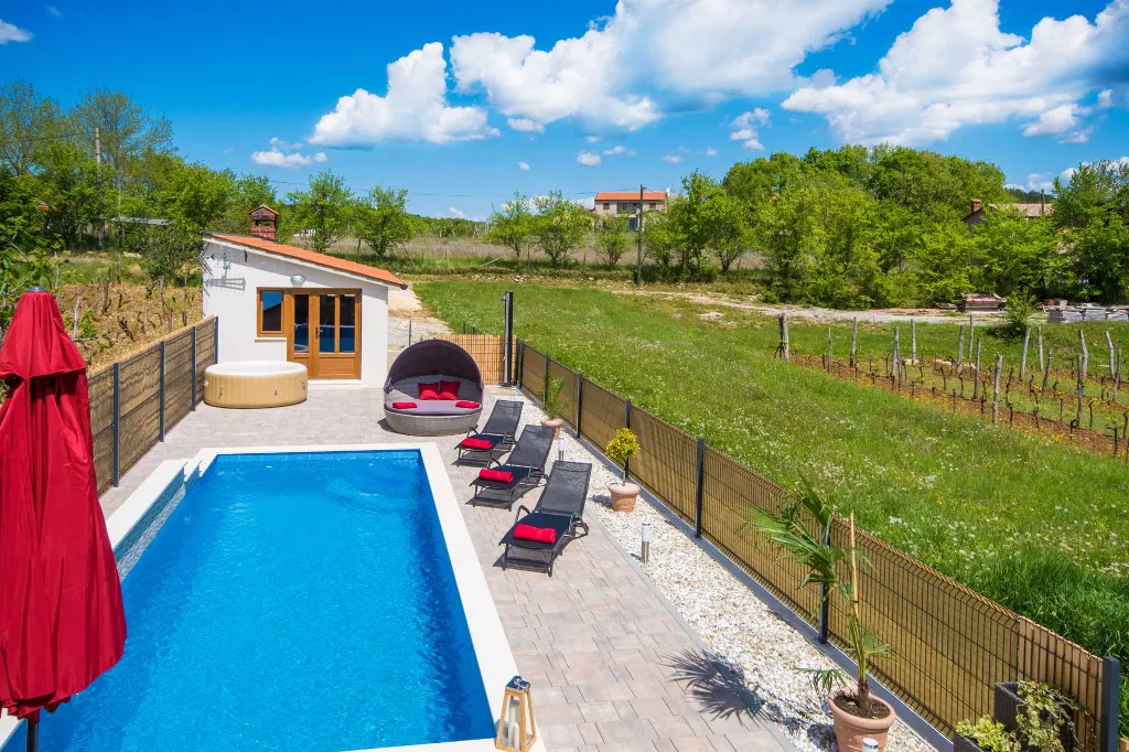 2-Bedroom House with Pool in Karojba