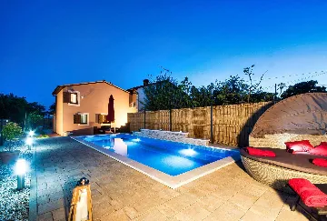 2-Bedroom House with Pool in Karojba