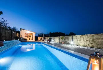 2-Bedroom House with Pool in Karojba